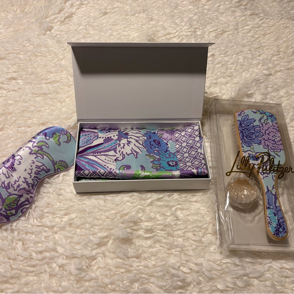 NIB Lilly Pulitzer Juicy Story Patch Satin Sleep Mask, Pillowcase & Brush Set